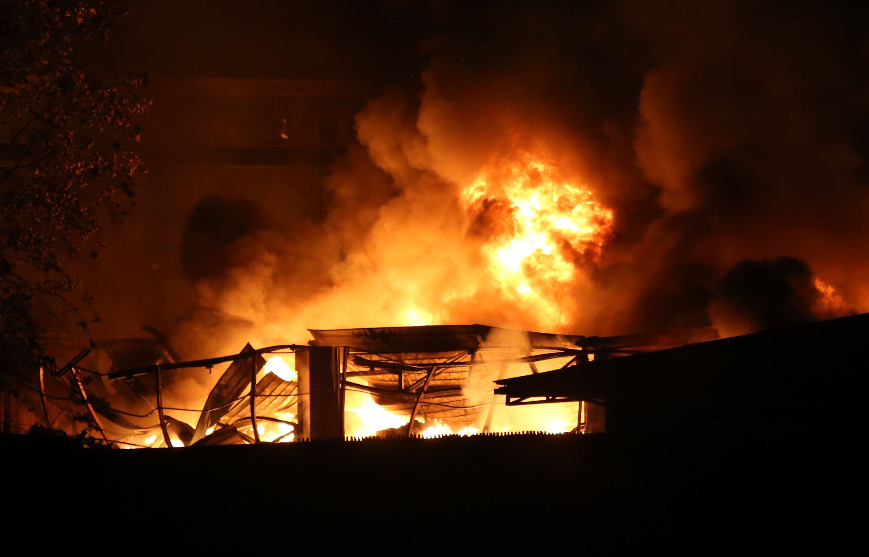 Incendio a Milano, in fiamme un capannone di rifiuti ...